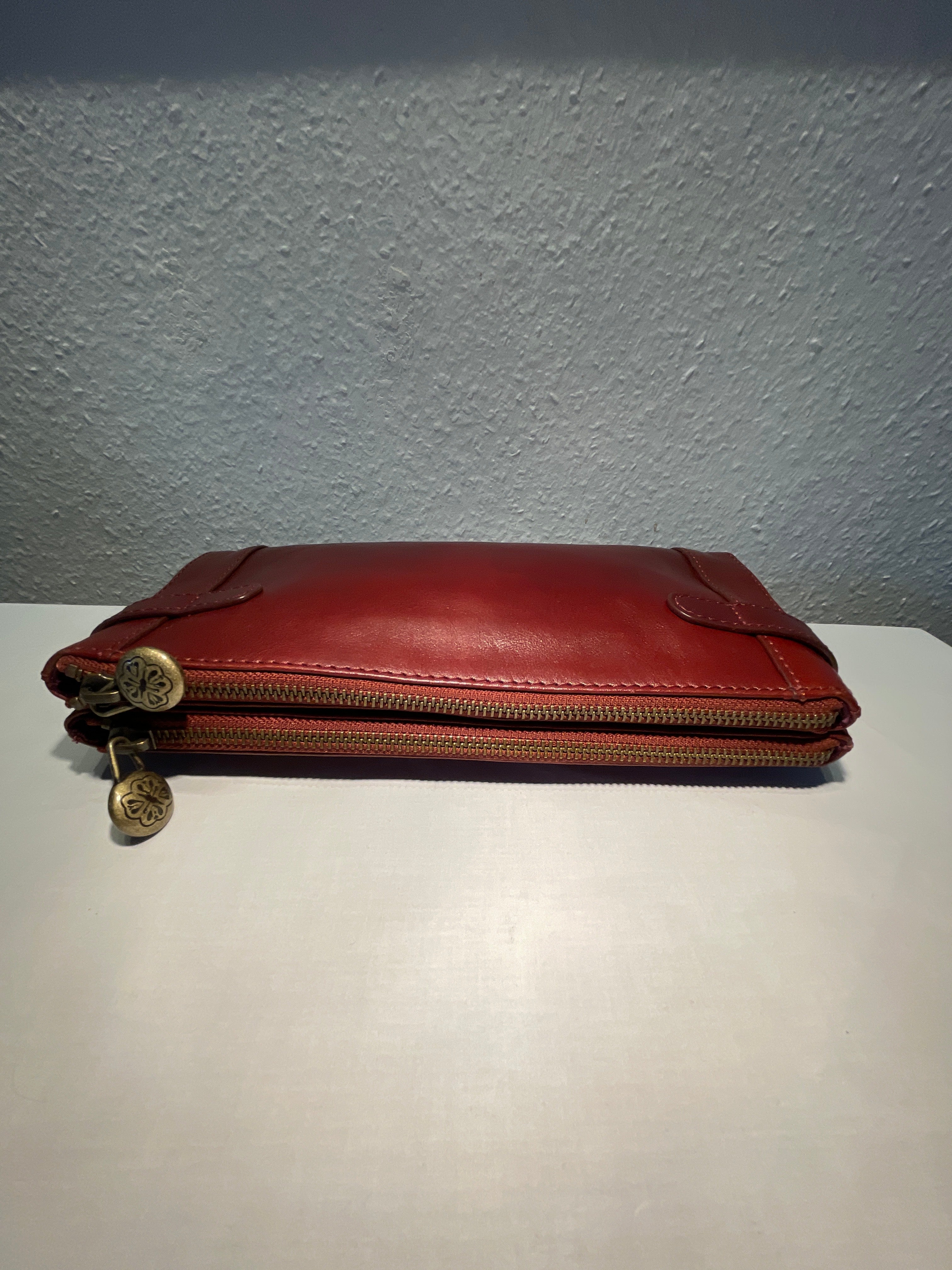 Mischa Barton clutch