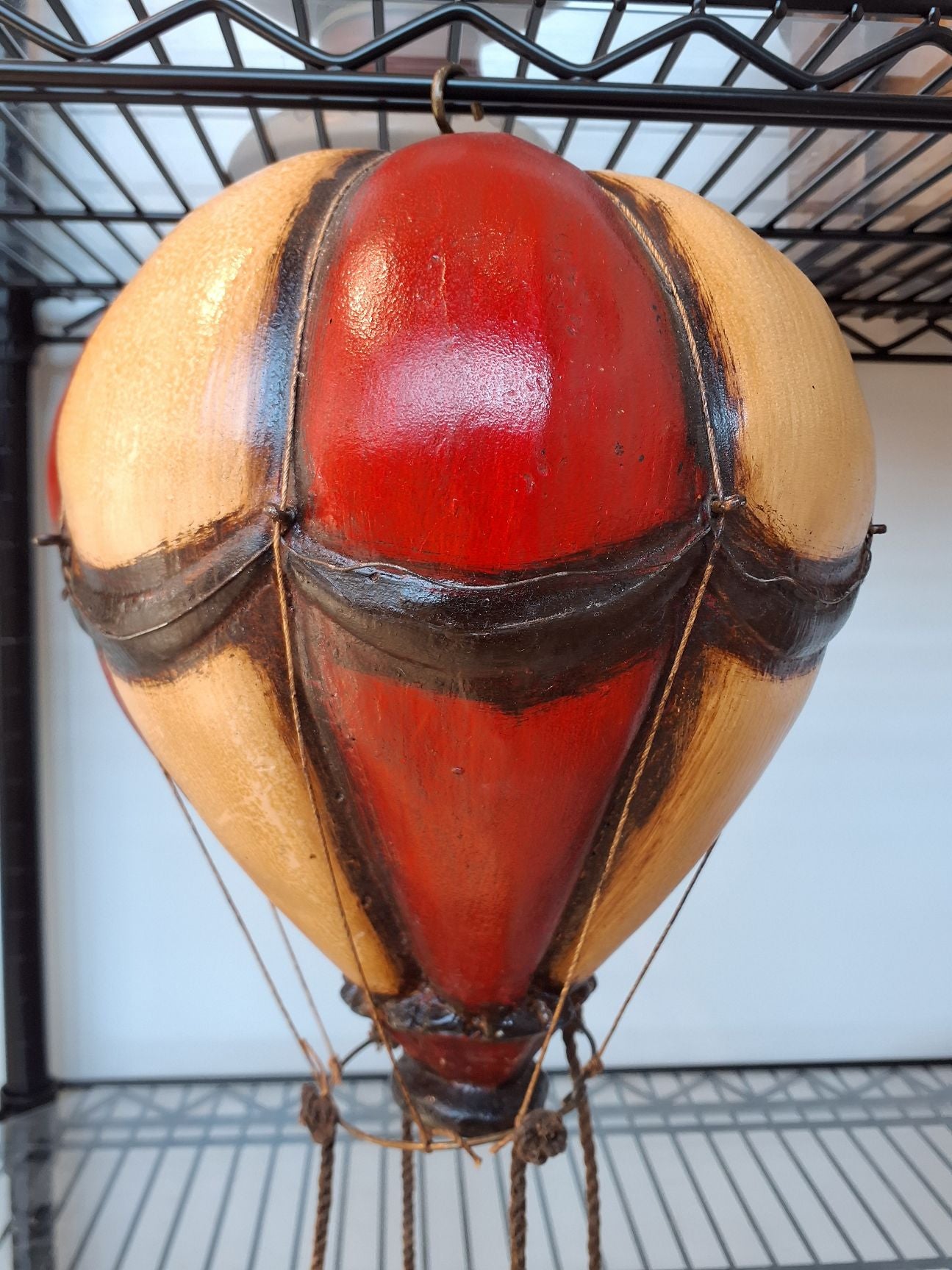 Dekorativ luftballon med mange detaljer. Til ophæng.