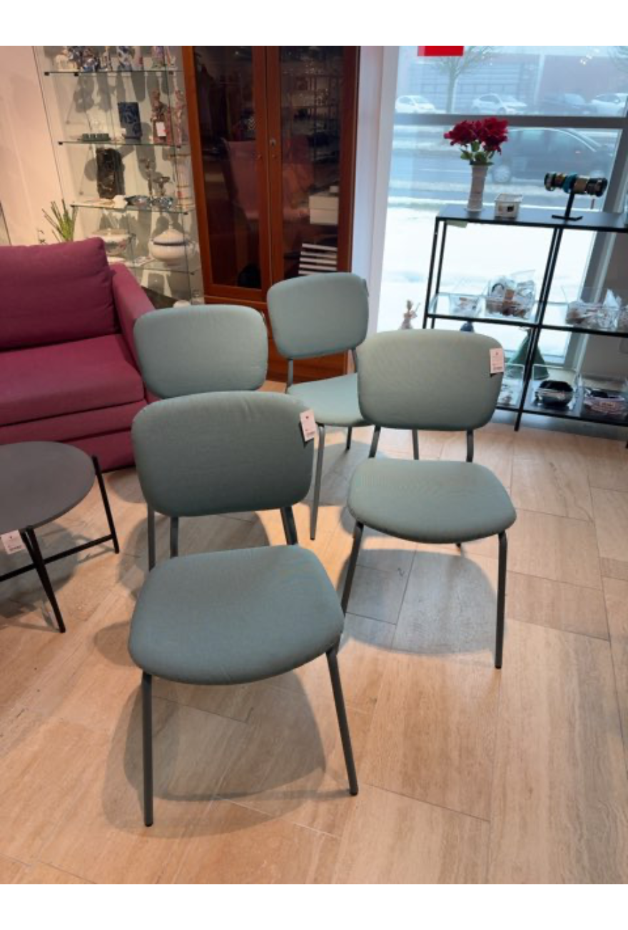 Spisestol i flot lyseblå