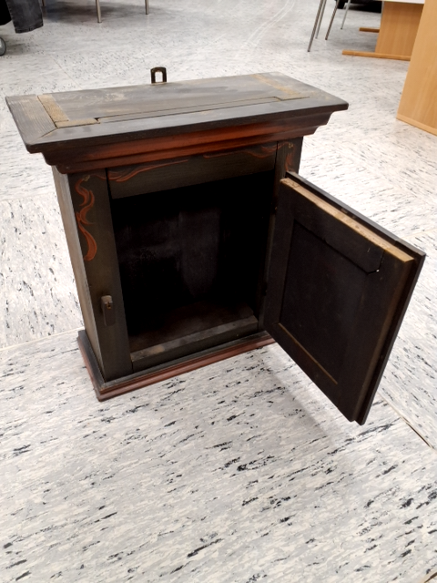 Lille skab af træ