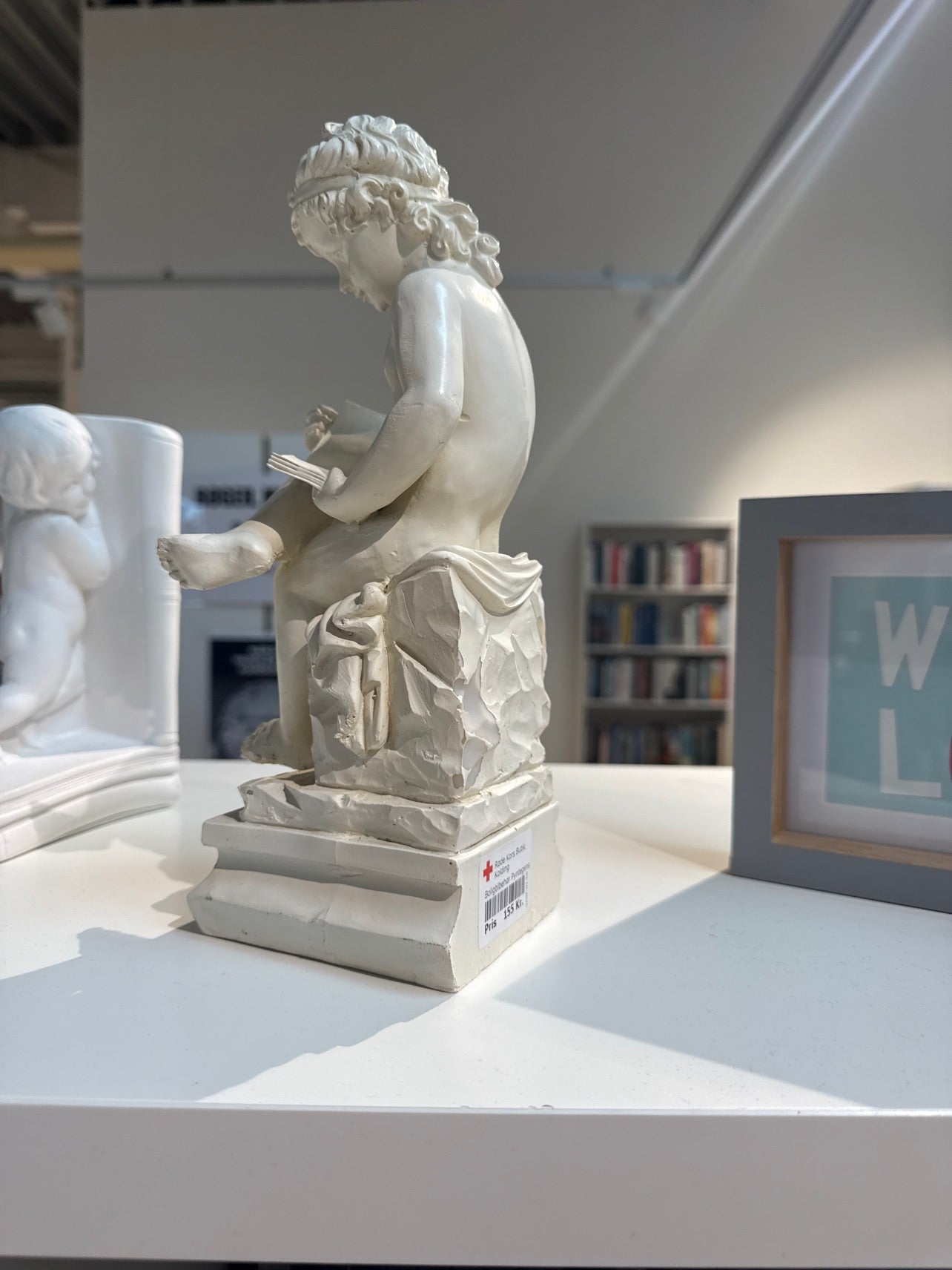 Figur "dreng der læser"