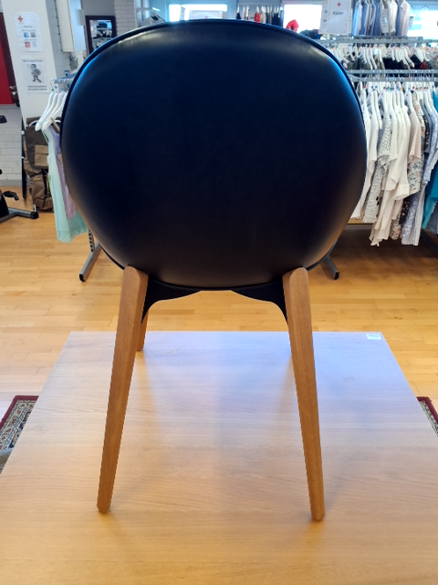 Dan form stol med læder skal og træ ben