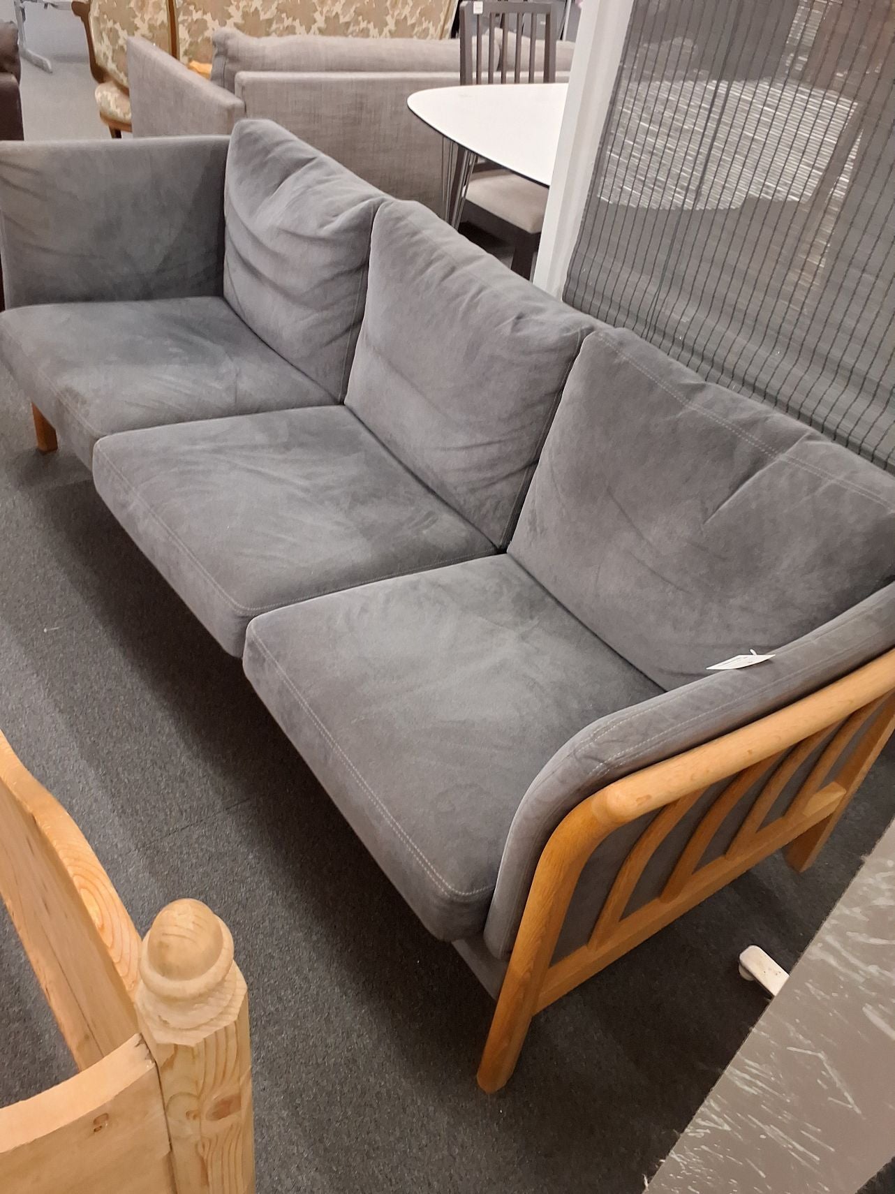 Grå ruskindssofa
