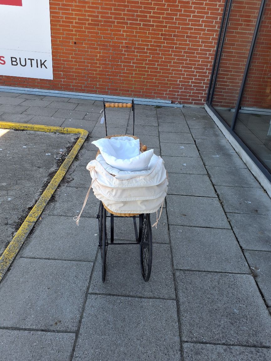 Dukkevogn i rattan med metalstel