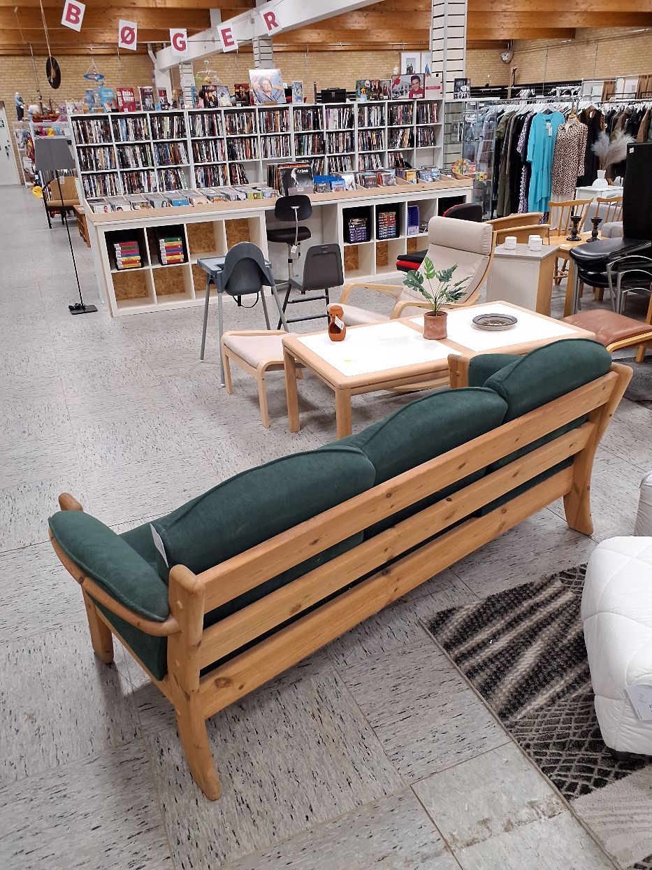 3 prs grøn sofa .fyrtræ.