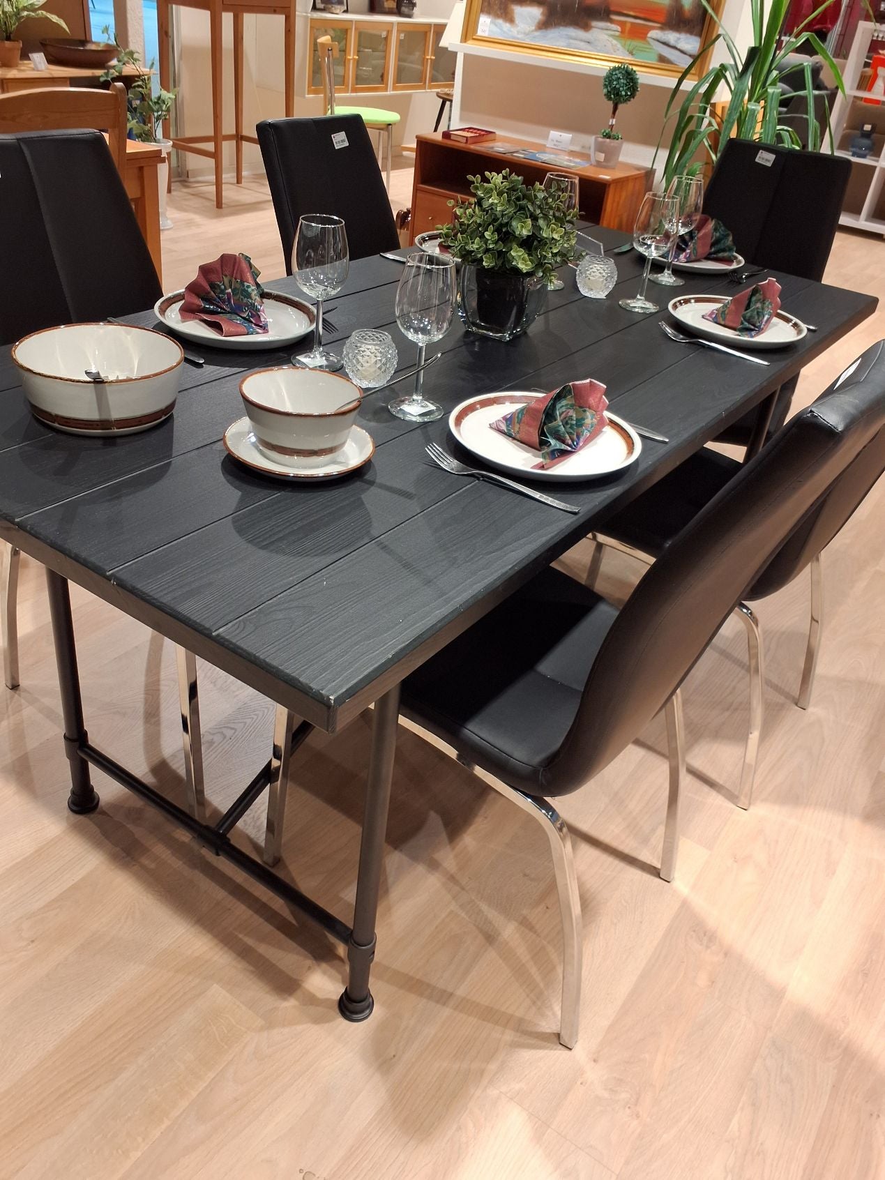 Spisebord med rustik bordplade og metalstel