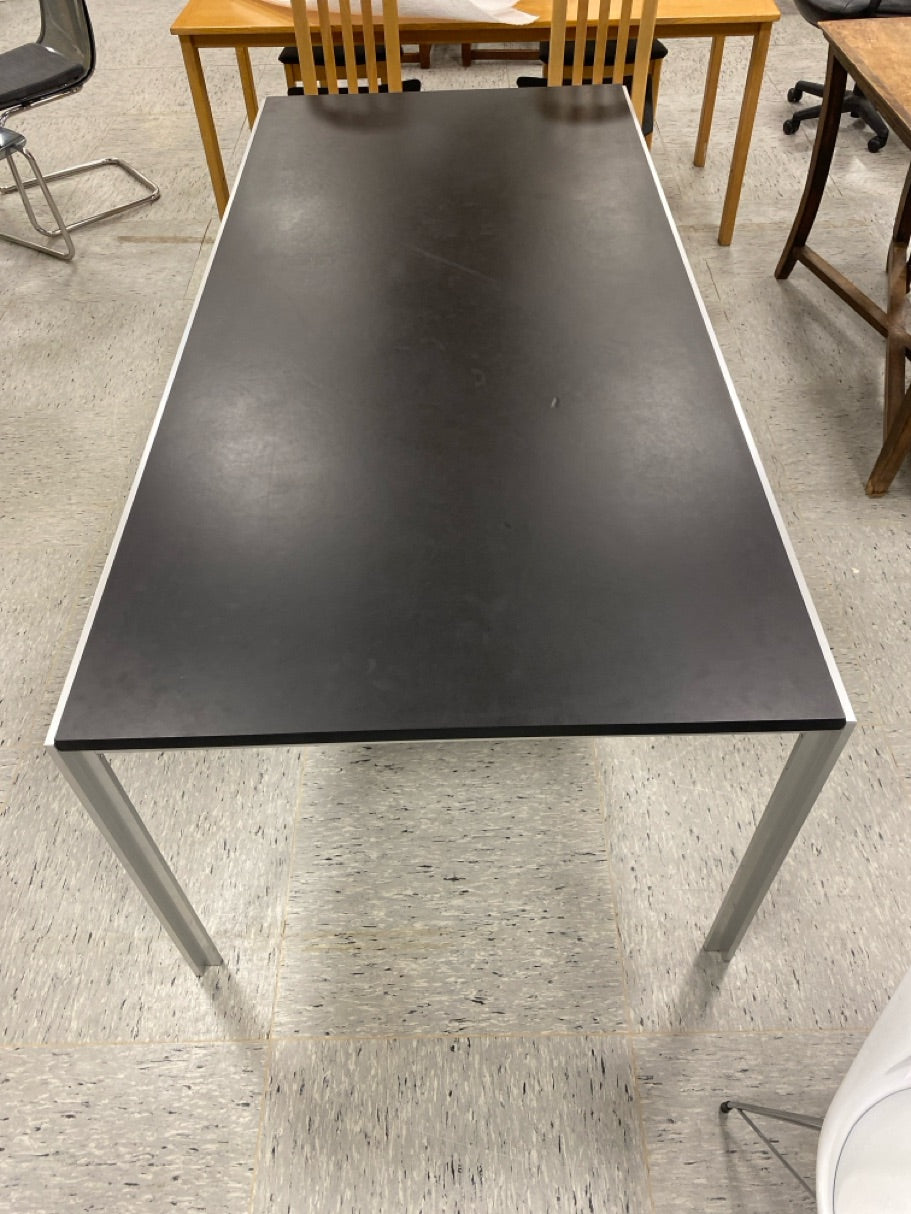 Sort spisebord alustel