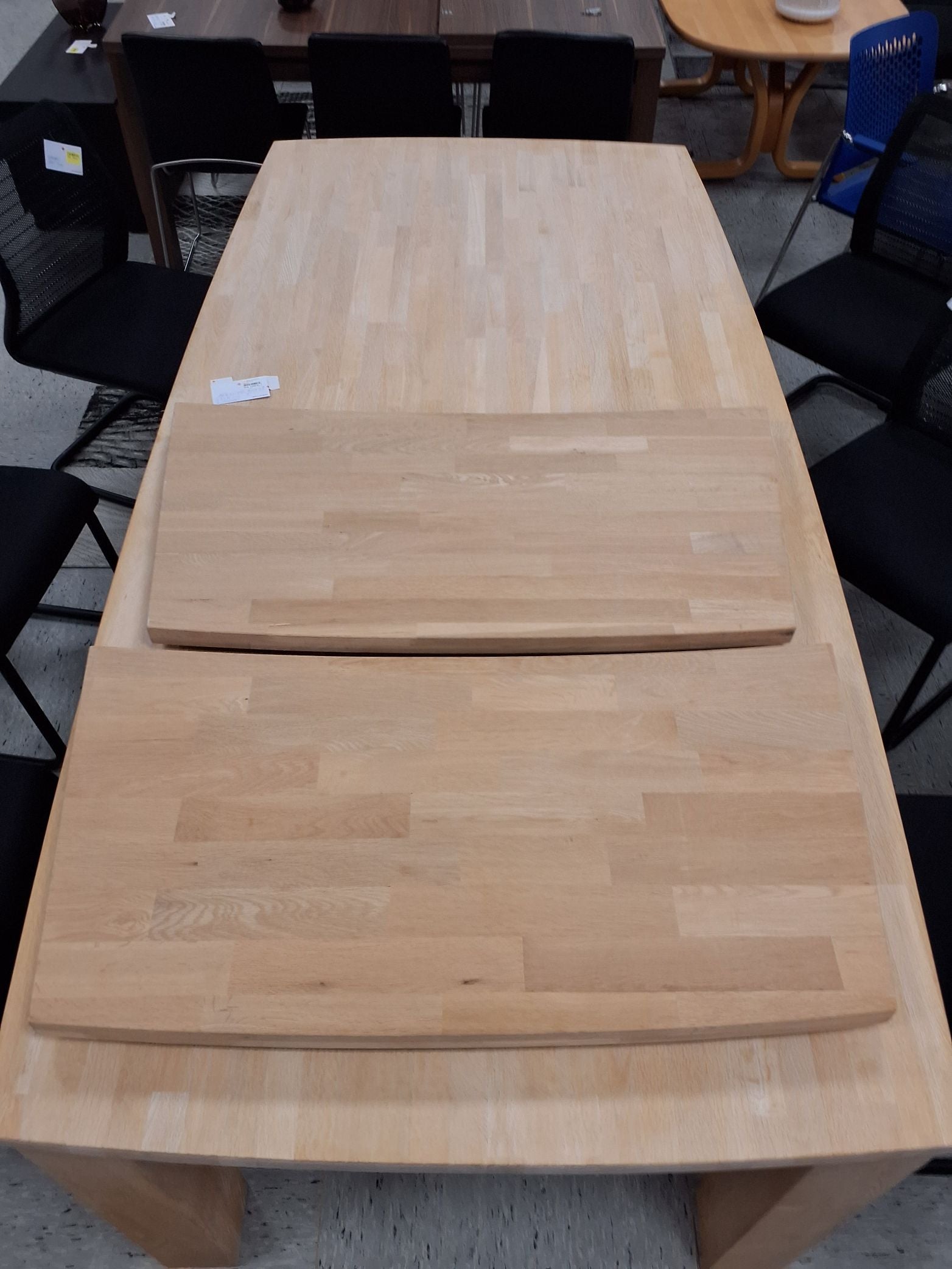 Massivt spisebord med 2 plader