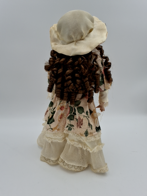 2. Porcelænsdukke m. blomsterkjole