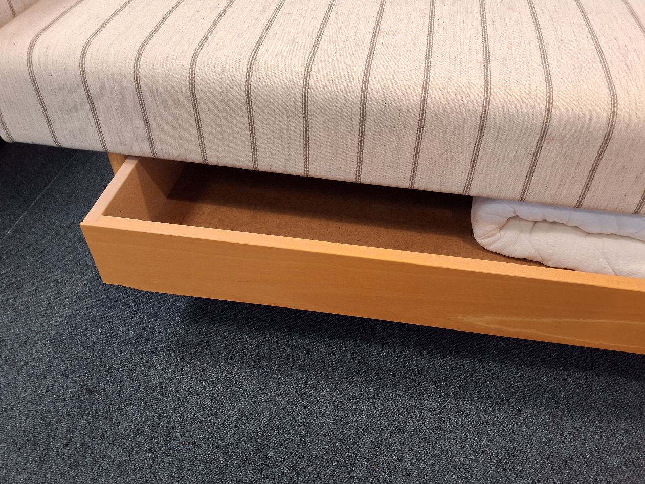 Stribet sofa med opbaveringsplads