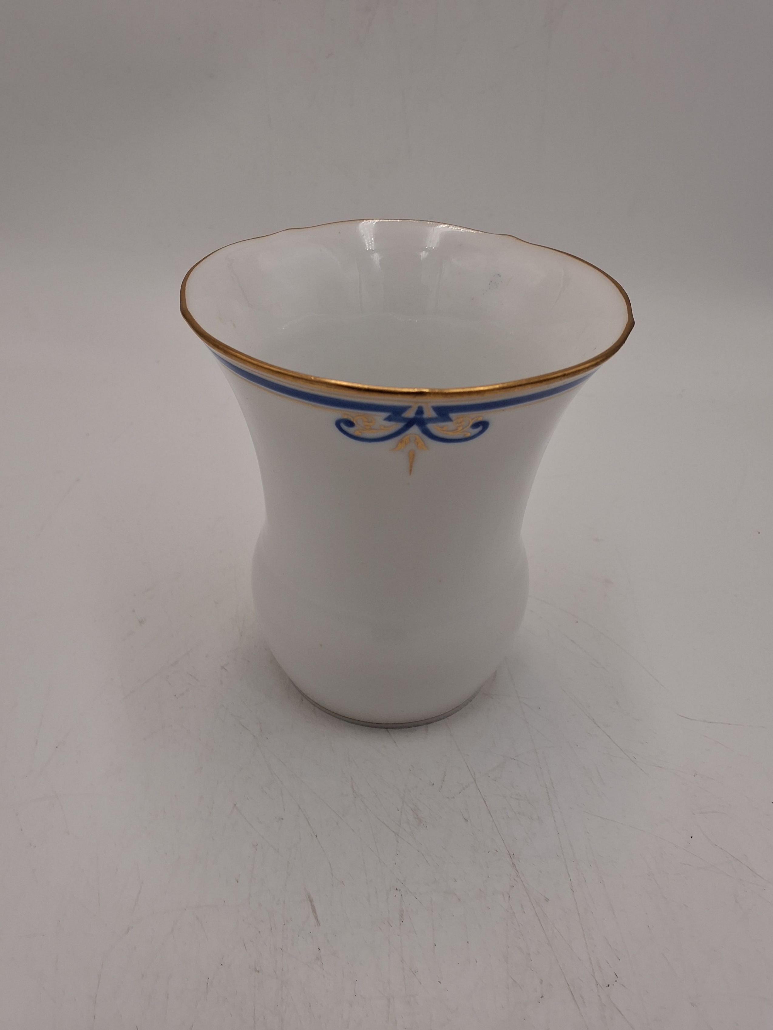B&G lille vase i pocelæn med dekorativ sløjfe i blå farver, og guld kant.