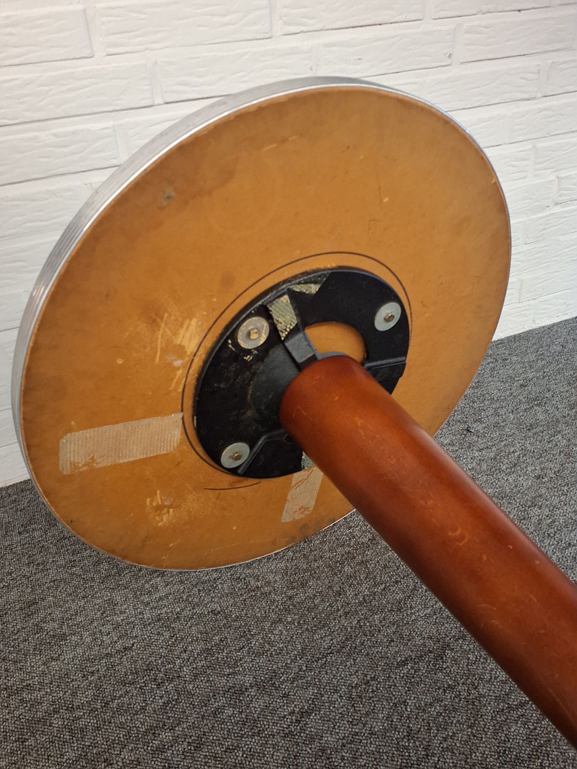 Cafébord med grå laminat, træben og metalfod - 7086