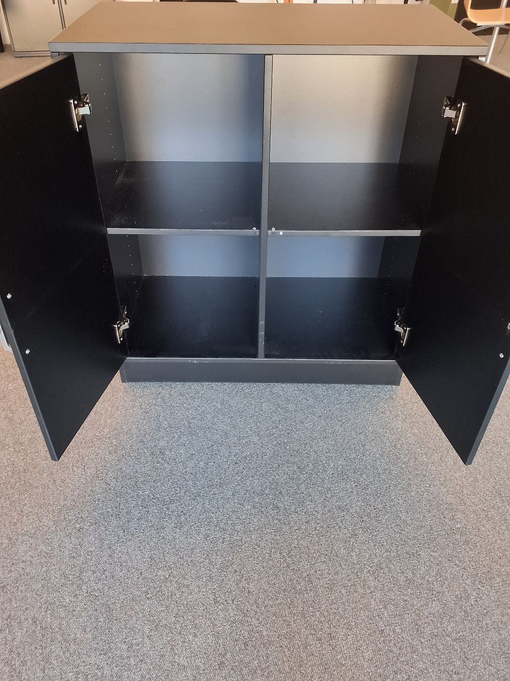 Skab CUBE m/sokkel og grå håndtag 3083