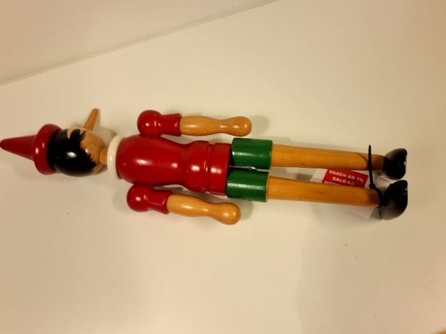 Pinocchion dukke i træ