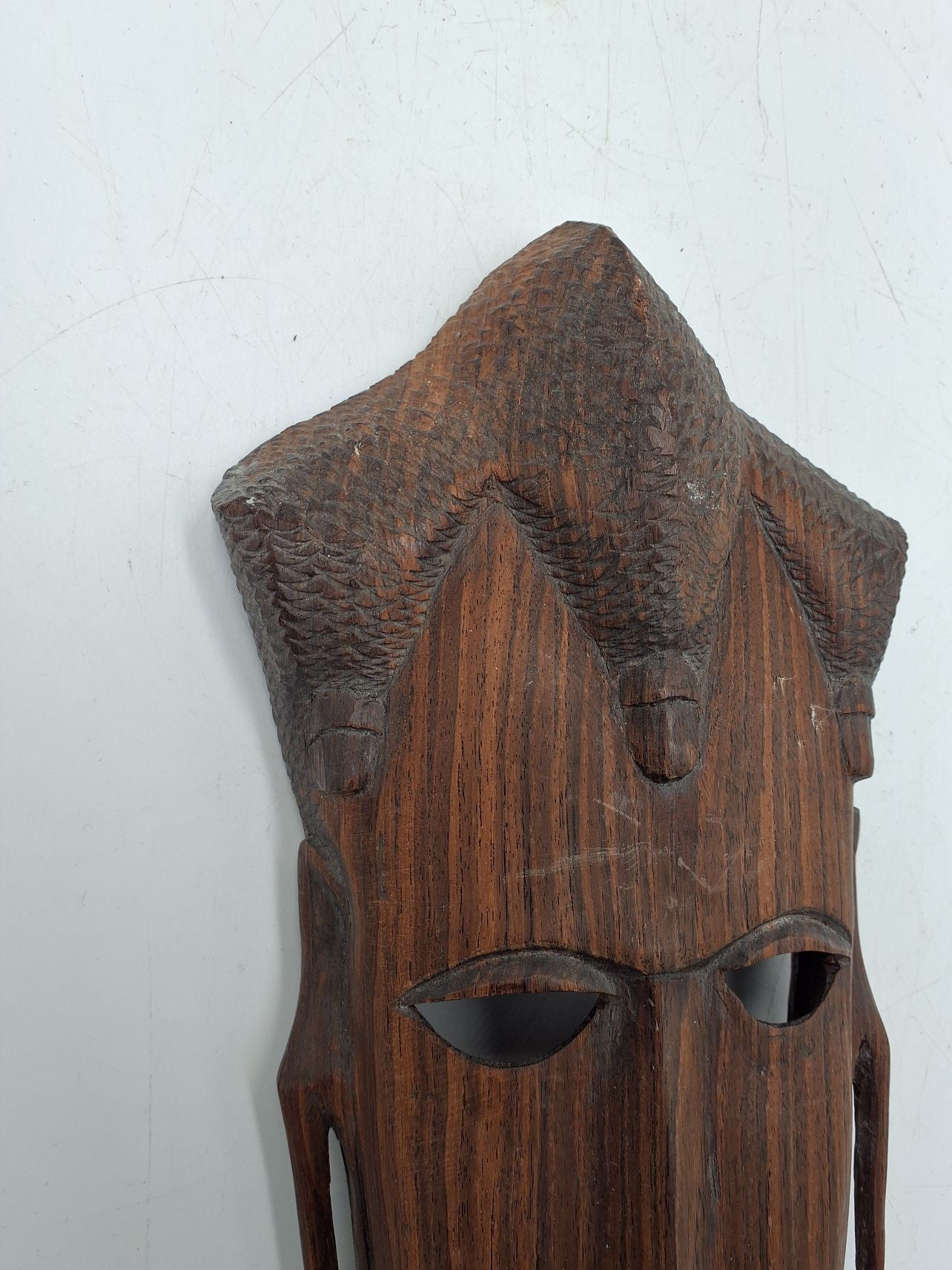 Håndskåret maske