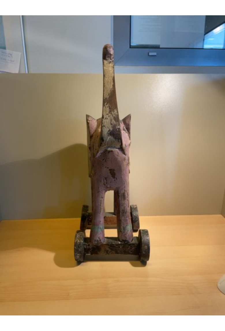 Håndskåret træ elefant på hjul