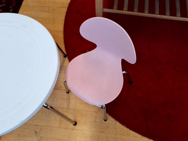 Lille børne bord med 2 små pink stole