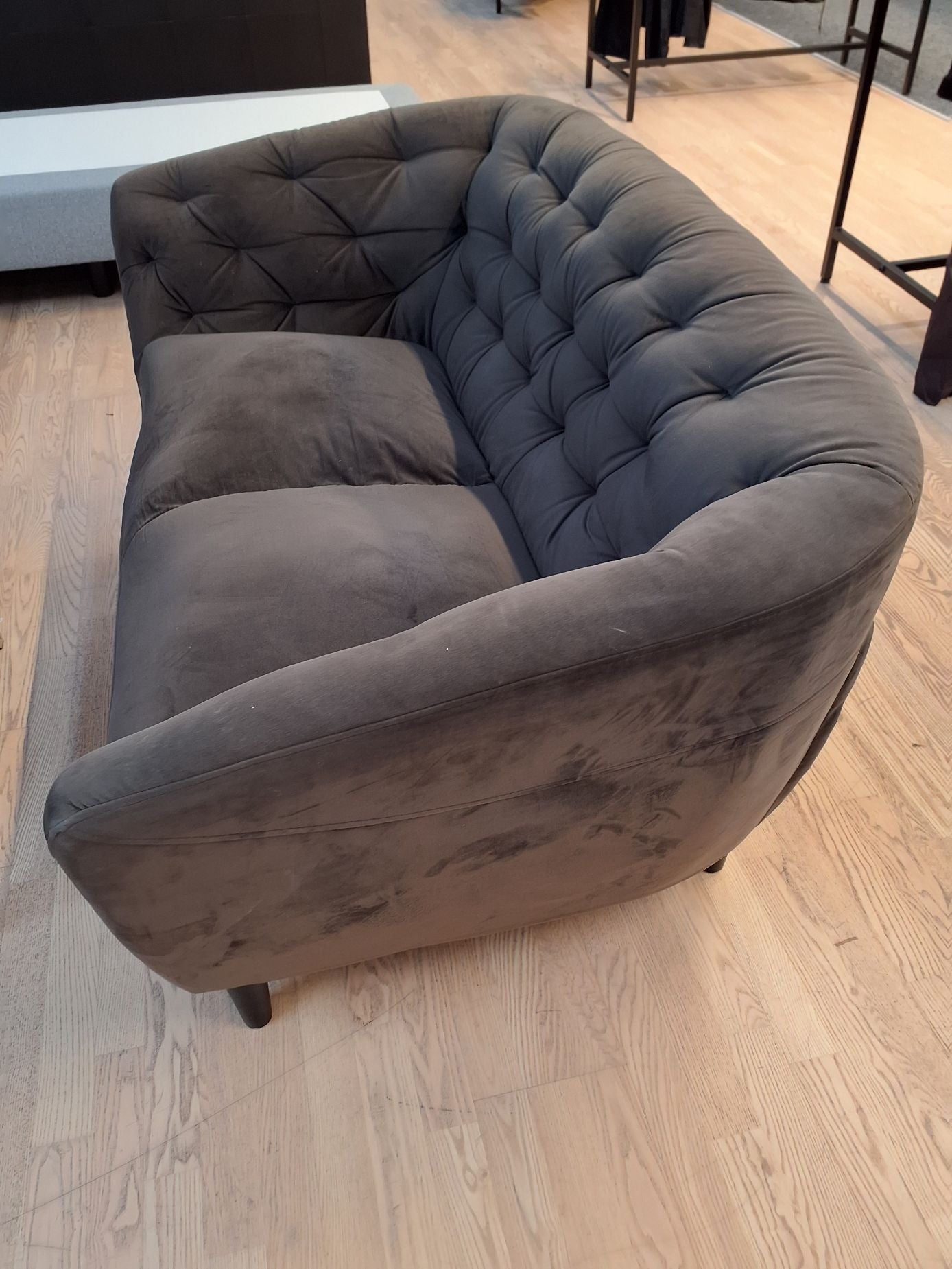 Sofa i brun velour