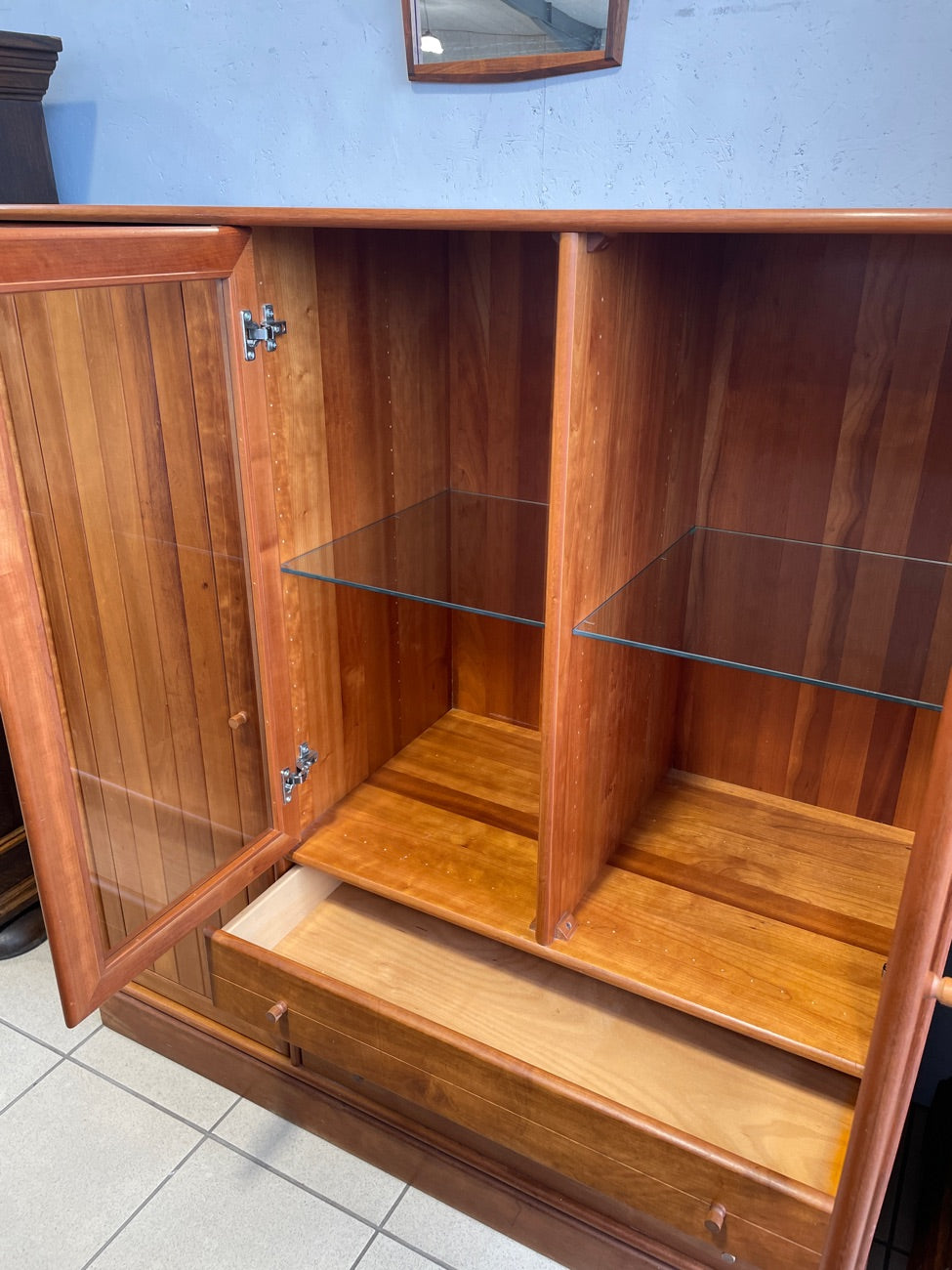 Skab, vitrine og skuffer