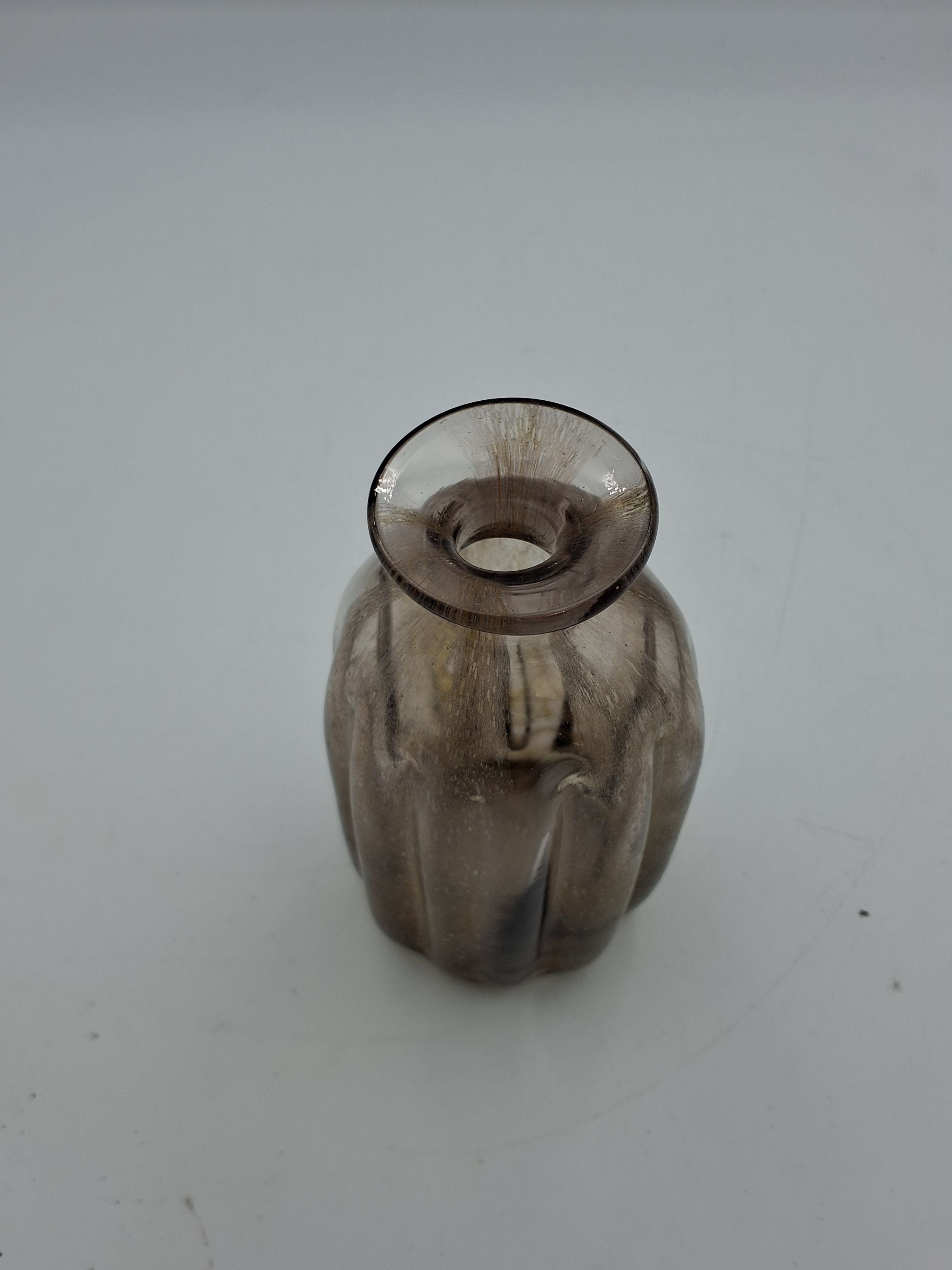 Sandfarvet kunstglas vase