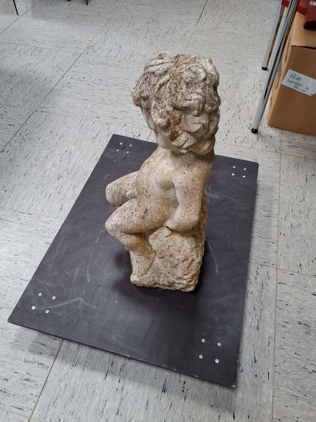 Havefigur dreng siddende