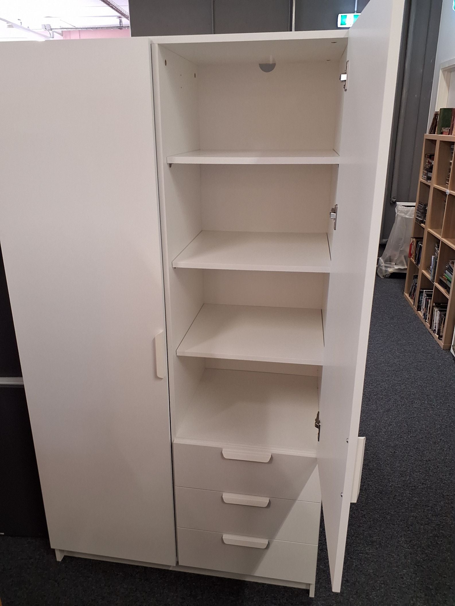 Klædeskab