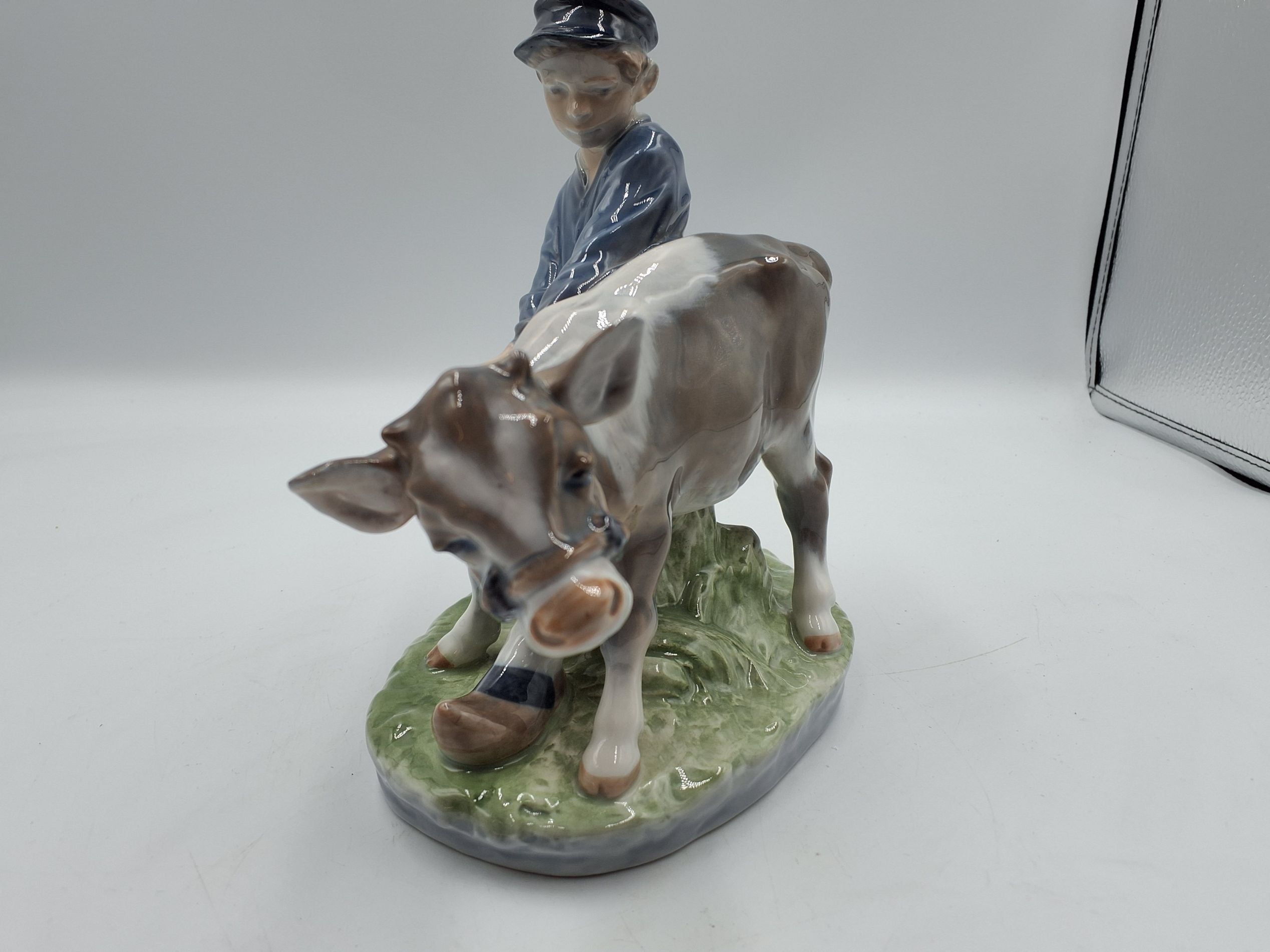 Royal Copenhagen Dreng med kalv