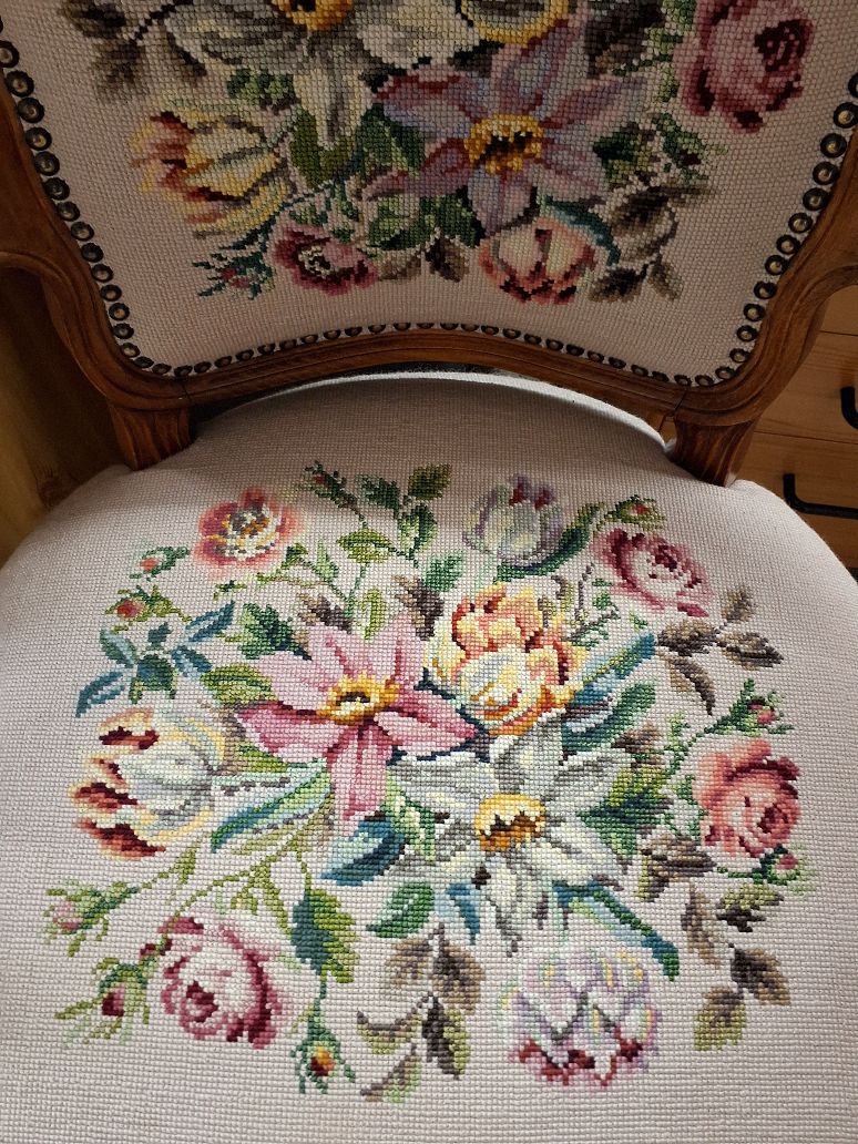 Rokokostol med broderier