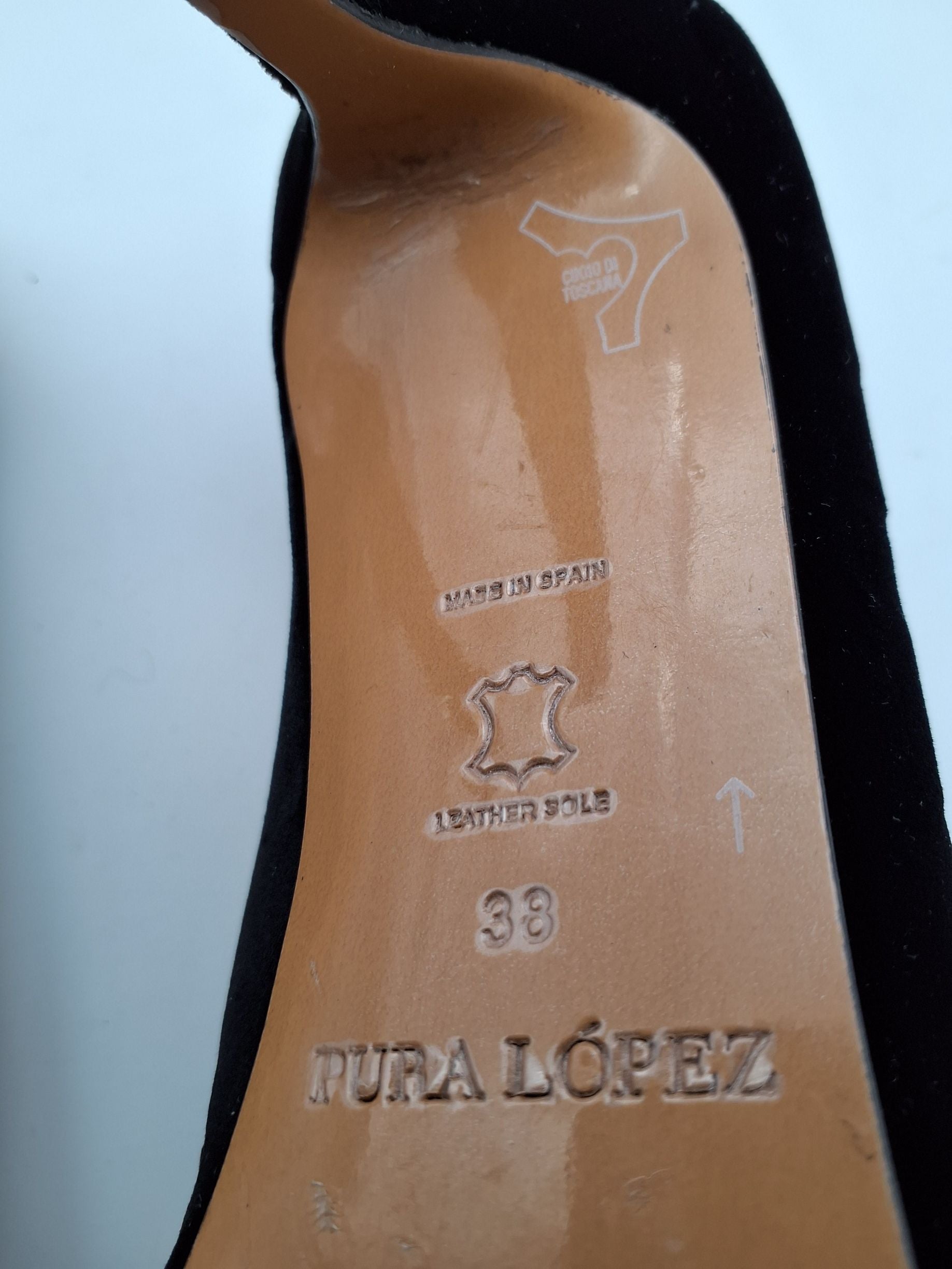 Pura López pumps