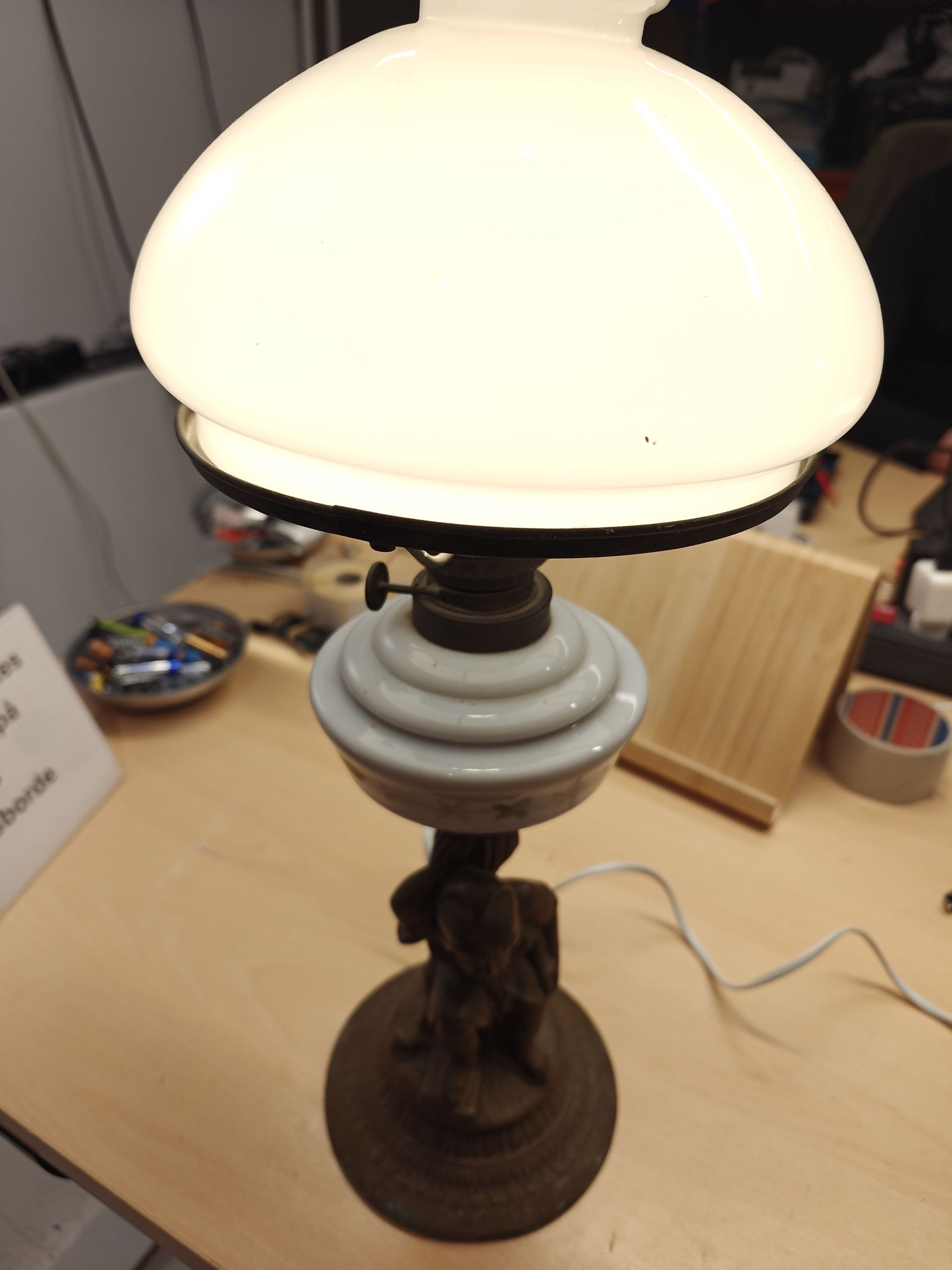 Lampe med messingfod