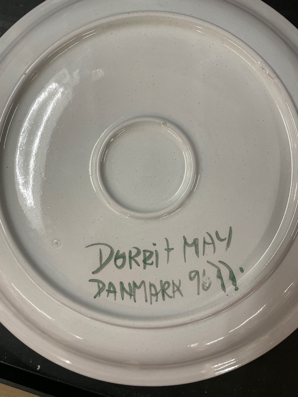 Dorrit May fad med skål i midten