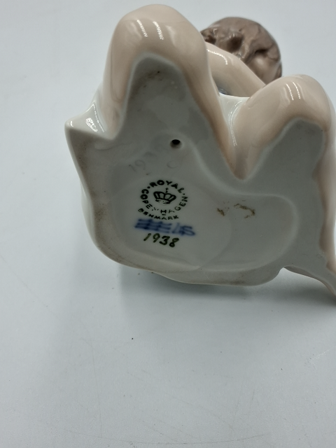 Royal Copenhagen Figur Pige med dukke