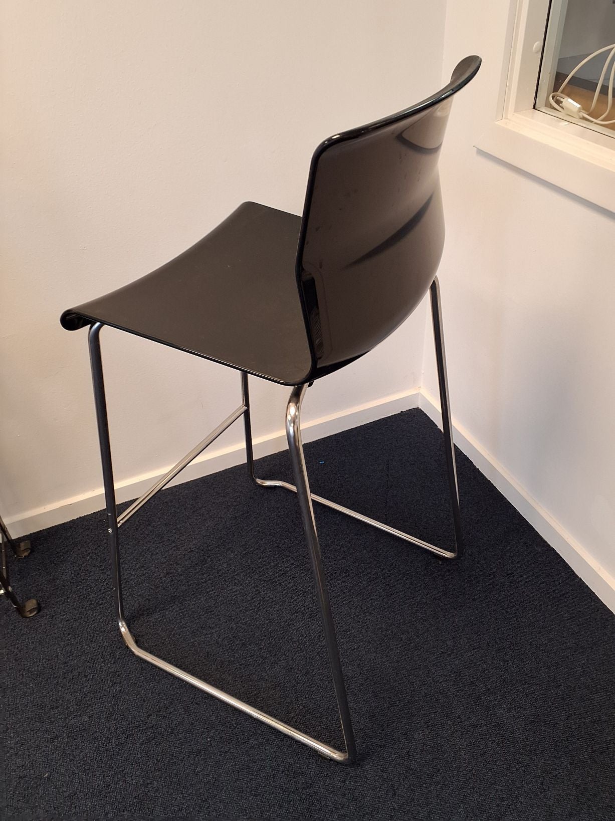 Høj sort barstol