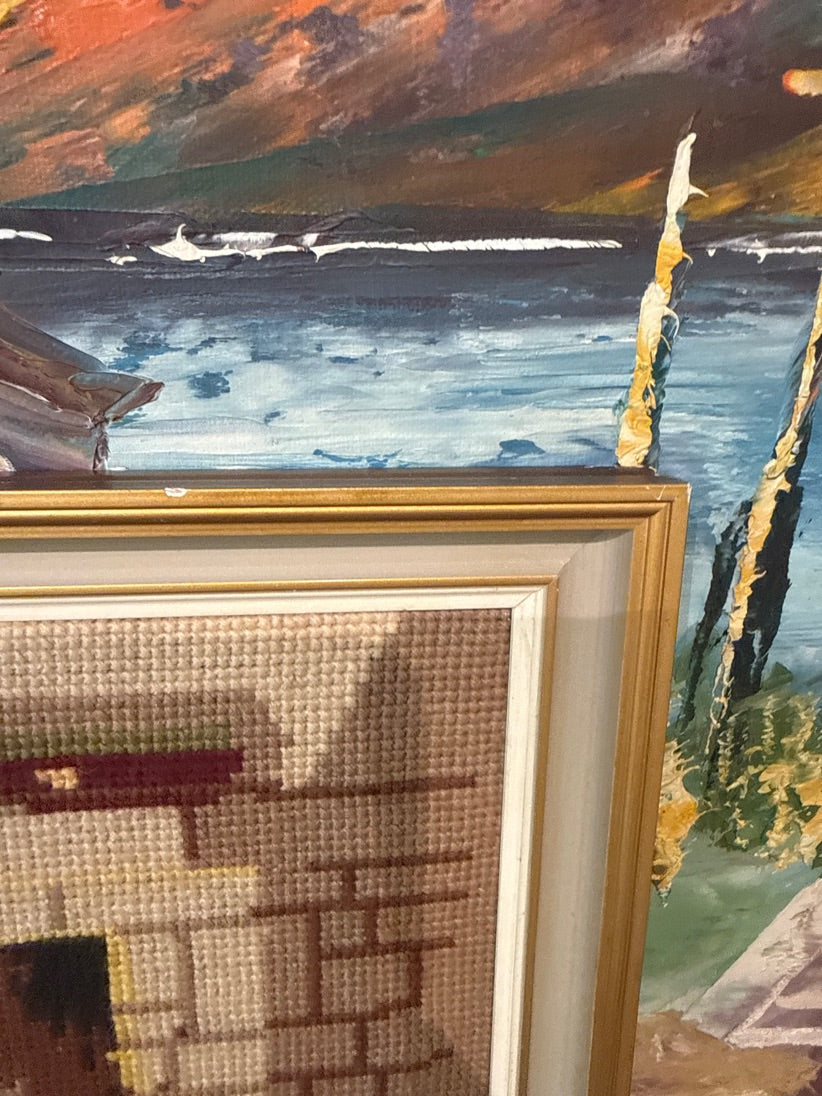 Broderet billede "kvinden ved kaminen"