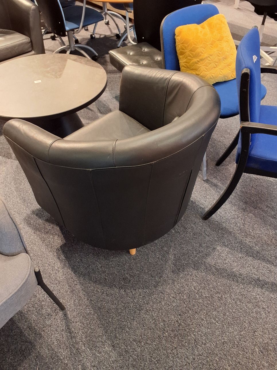 Rund stol i sort læder