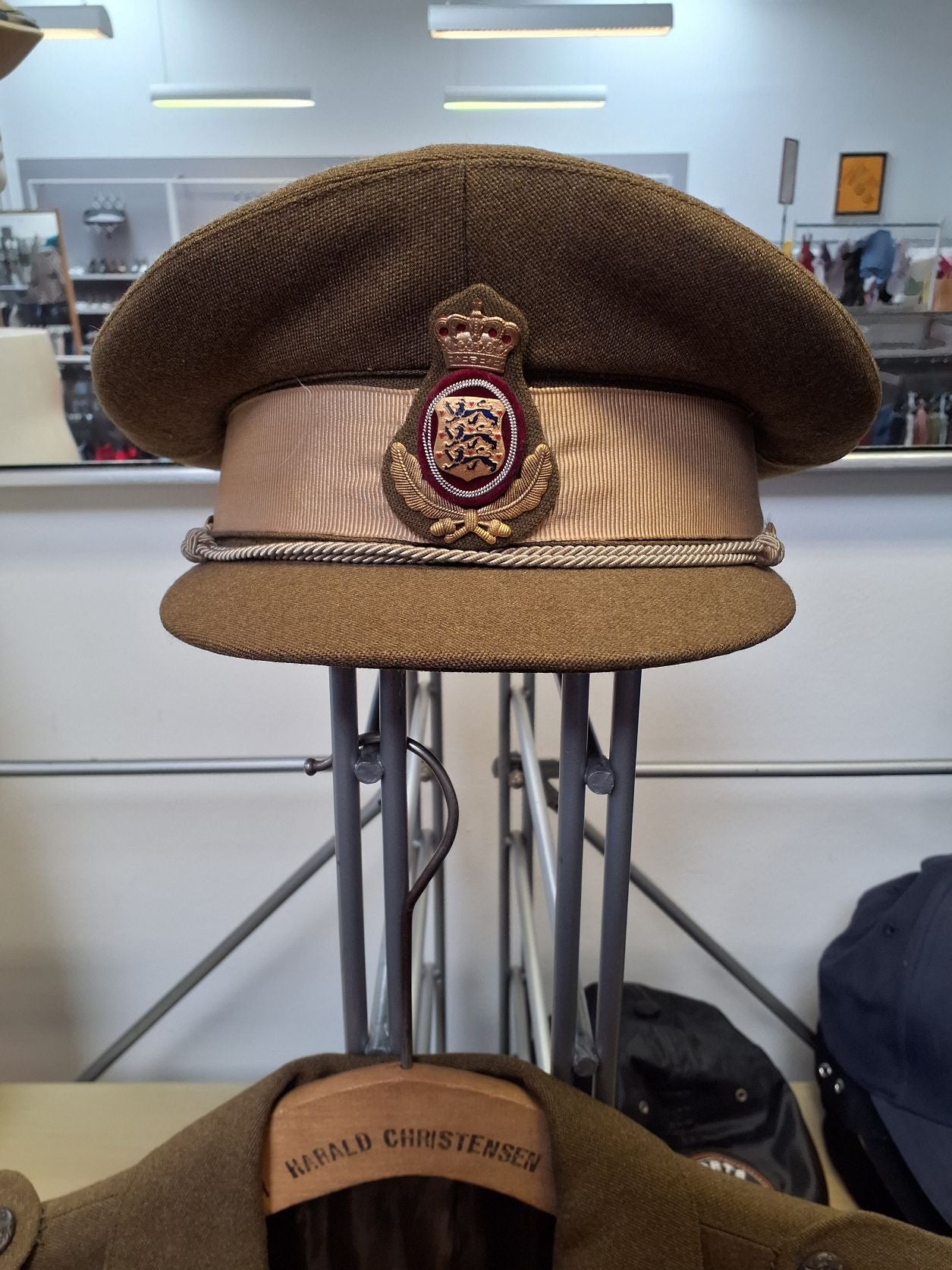 Gl. militæruniform, jakke, bukser og kasket