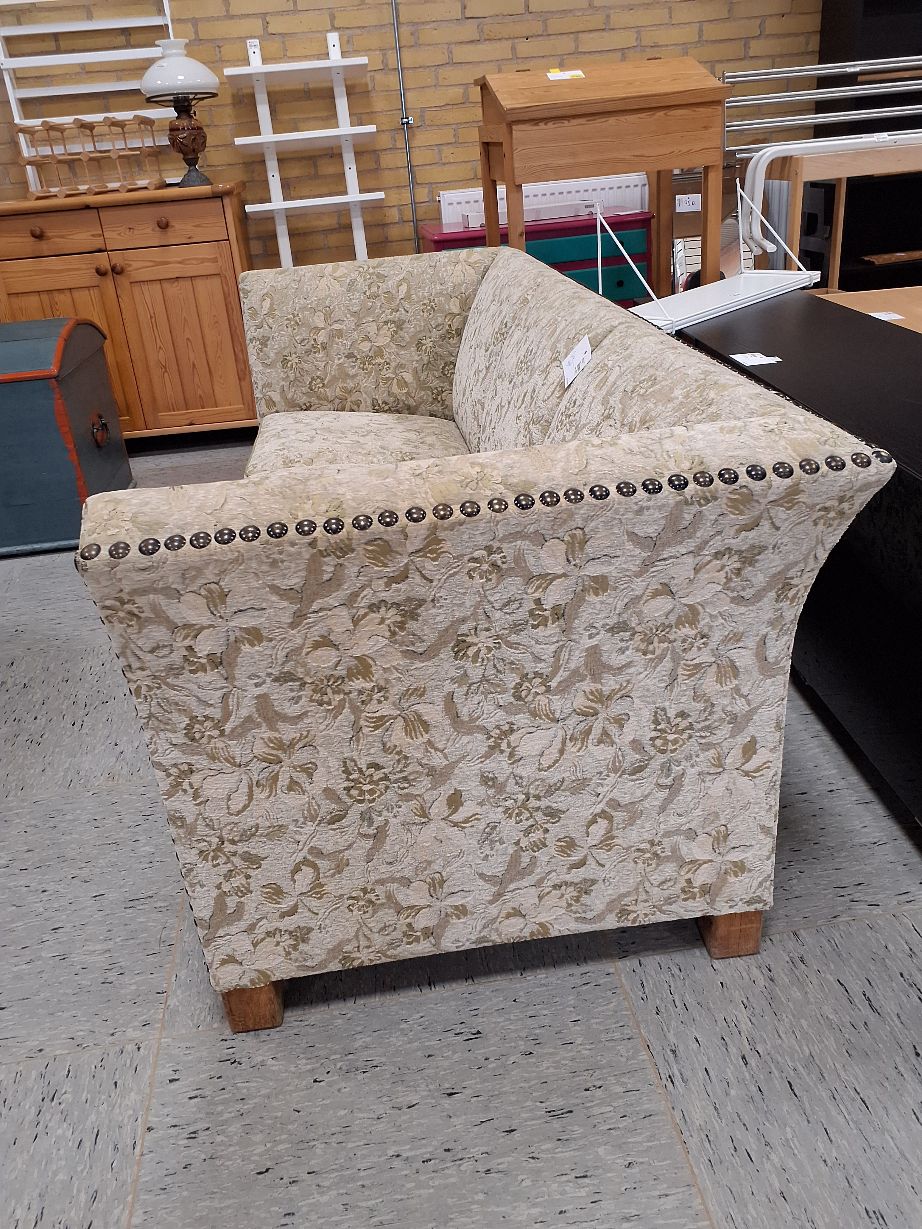Blomstret sofa i lysegrøn