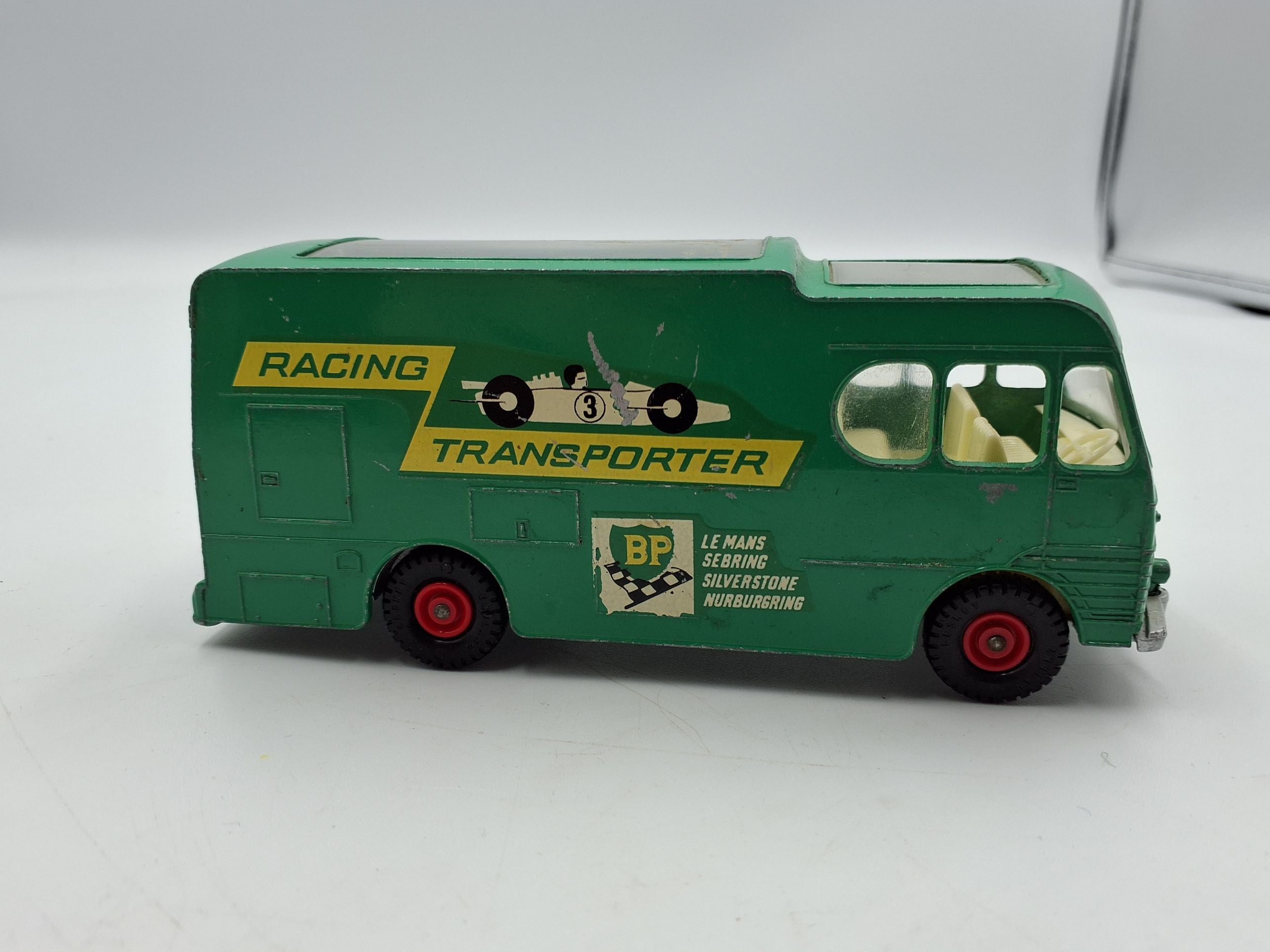 Matchbox Racing car transportet