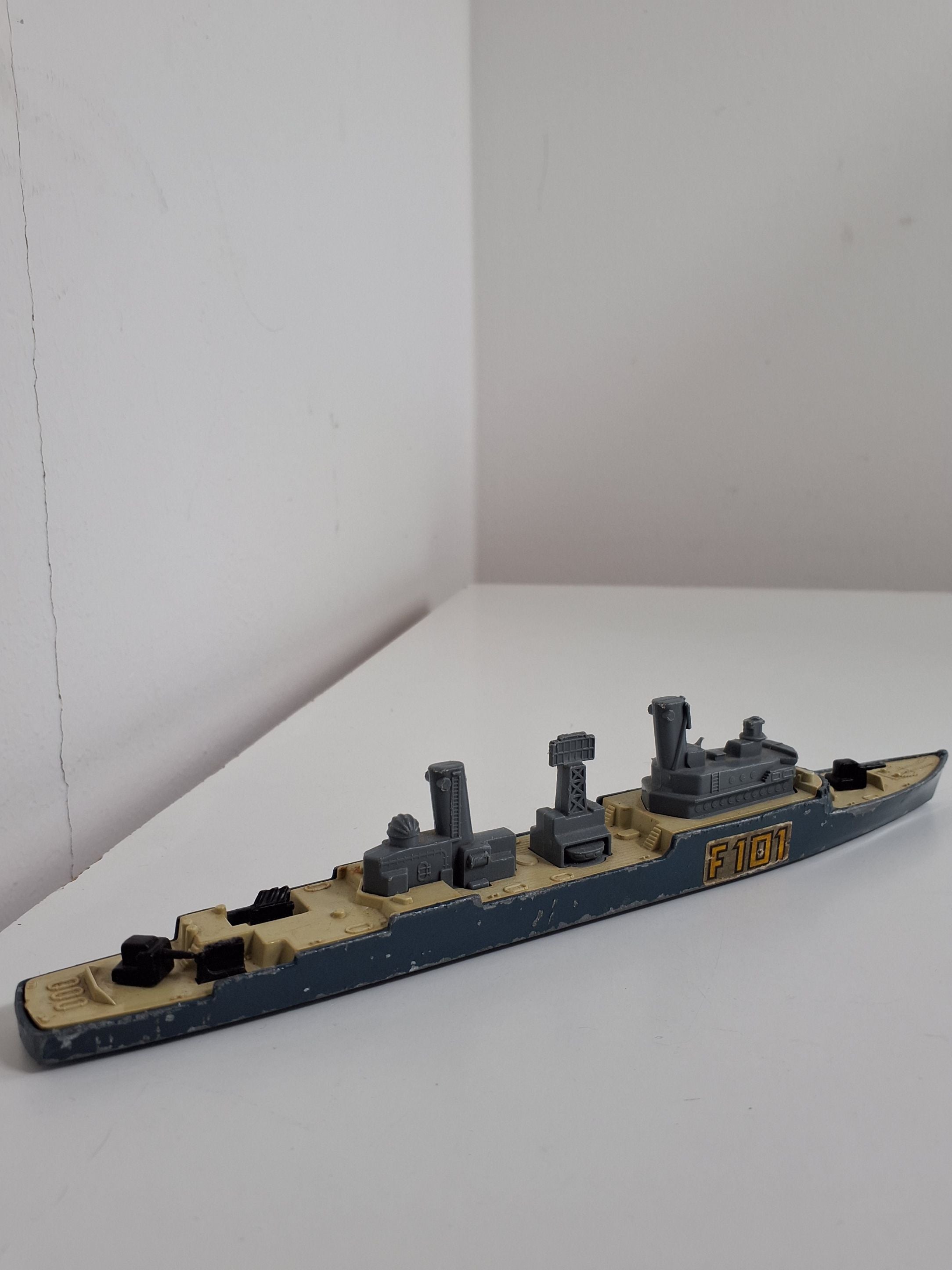 Matchbox beige Sea Kings Frigate