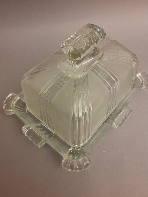 Osteklokke i slebet glas