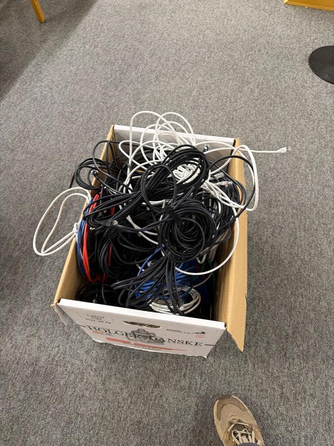 Kasse med RJ45 netkabler