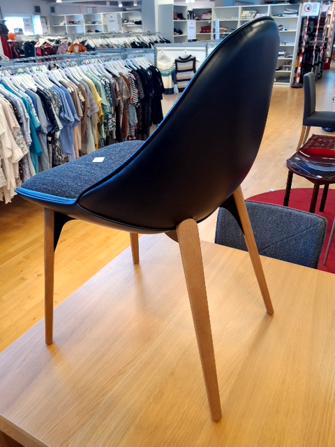 Dan form stol med læder skal og træ ben