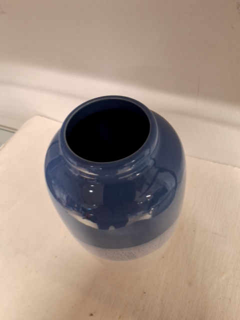 Blå og hvid vase