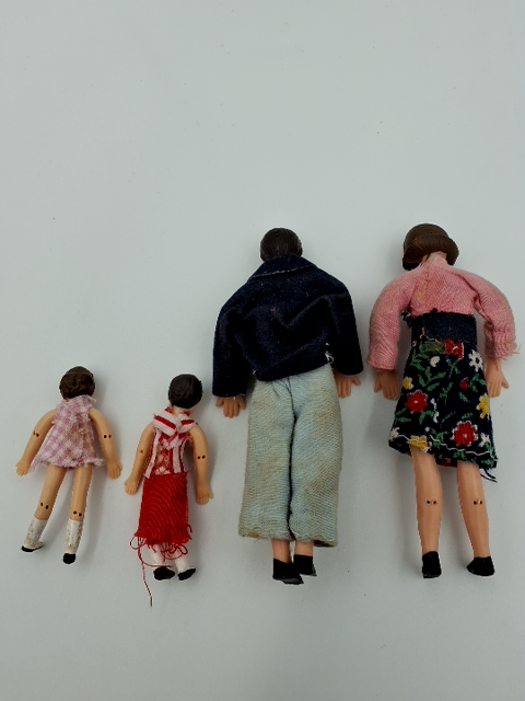 4 stk. Dukker til dukkehus, lundby