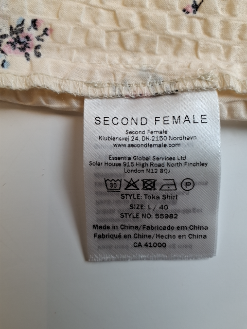 Second Female Bluse
