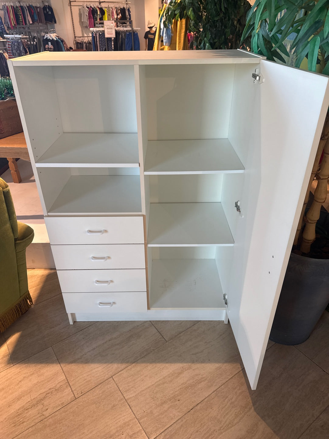 Klædeskab hvid