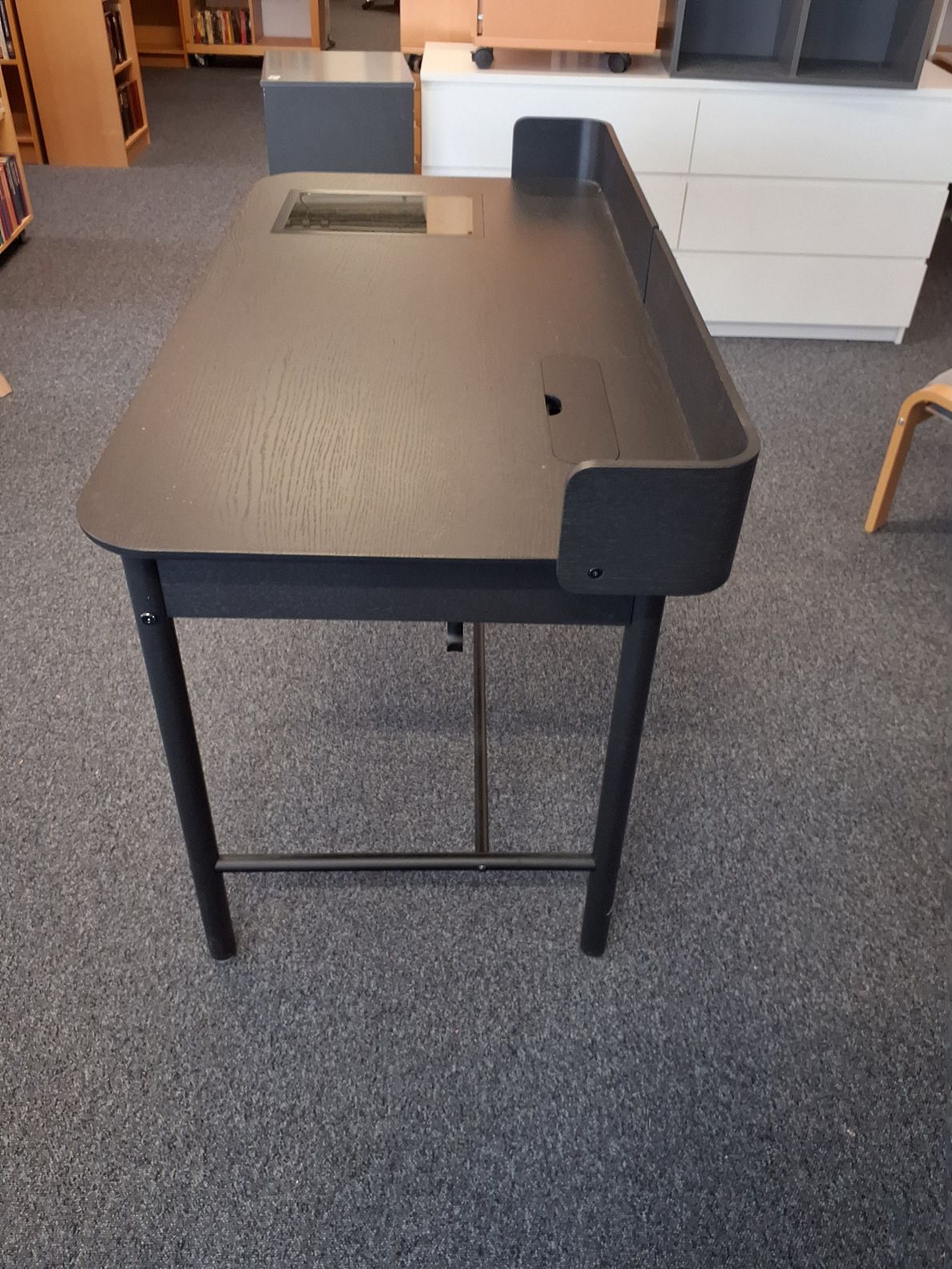 Dette er et brugt IKEA Micke skrivebord i farven sortbrun