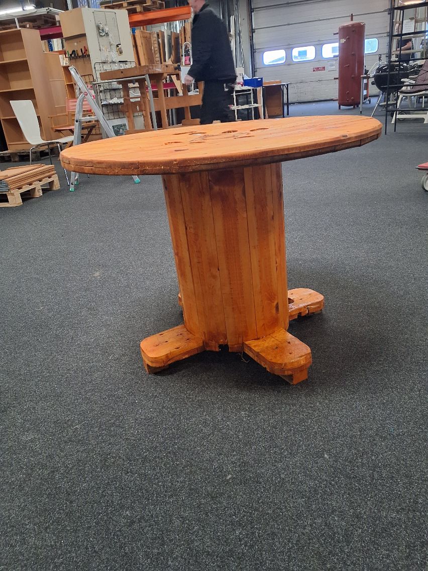 Hjemmelavet bord af kabeltromle