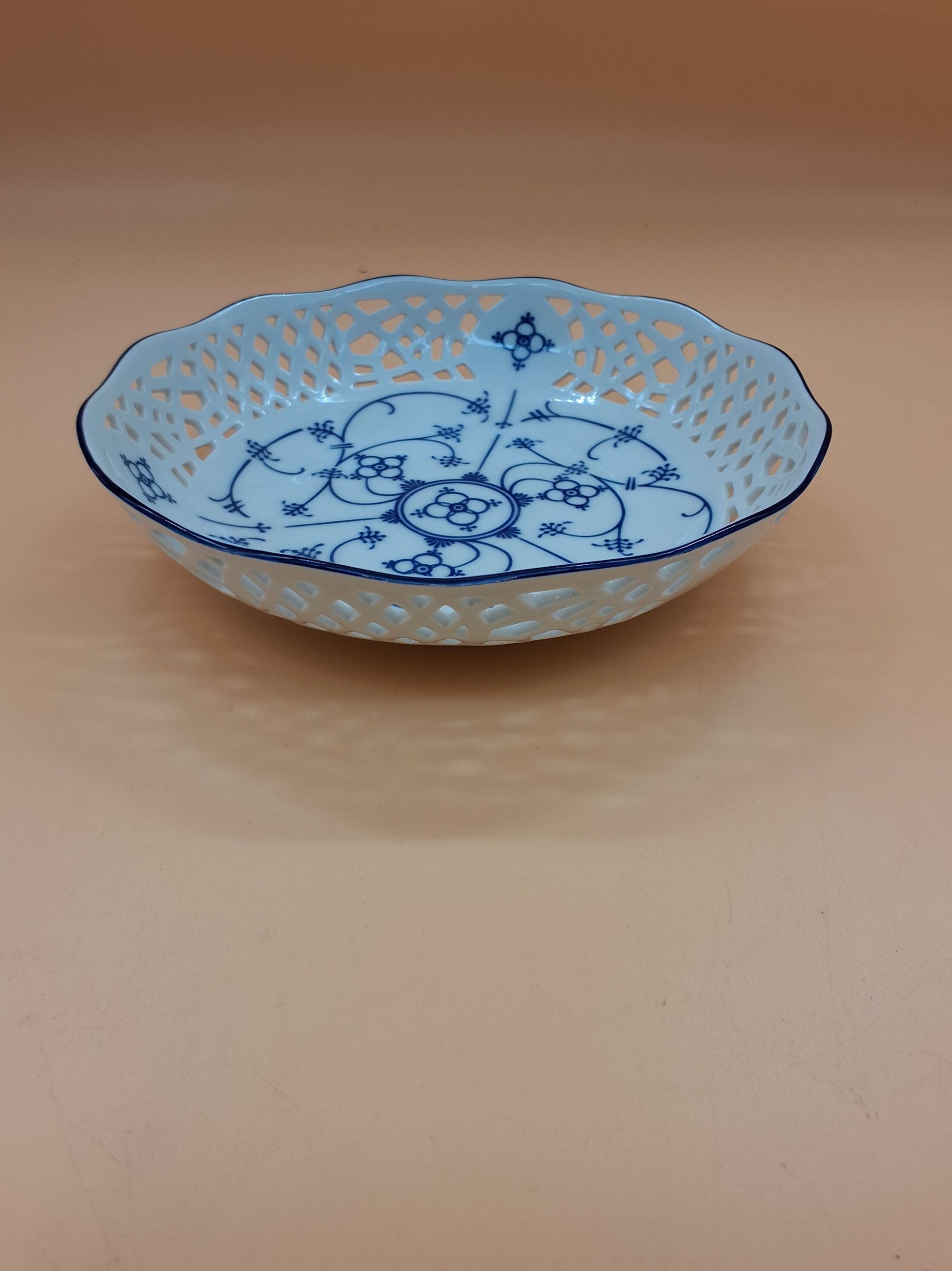 Porcelænsfad, muselmalet med kniplingsmønster