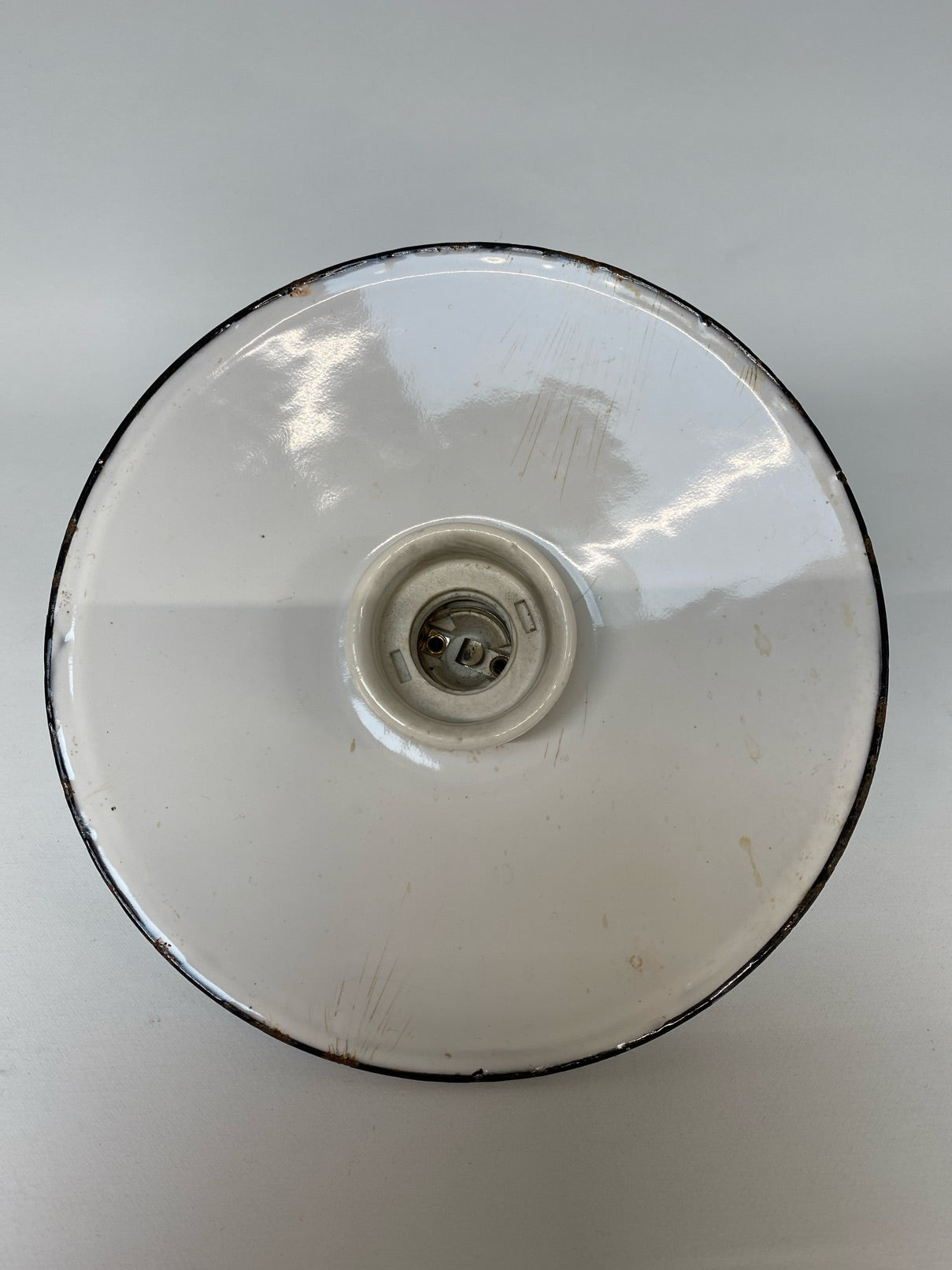A. Emajeret lampeskærm med porcelænsfatning
